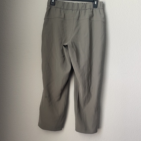 Lululemon On The Fly Crop *Woven 23"
Grey Sage size 6 - Picture 5 of 11